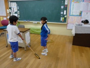 P1130501 少ない人数で 教室掃除(1年生)\
