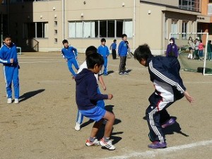 P1130532 休み時間のフットサル練習。気合いが入っています。\