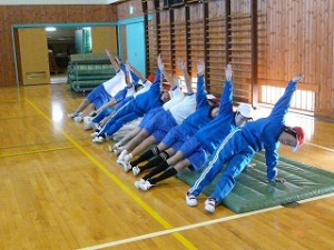 P1130555 マット運動発表 3年生\