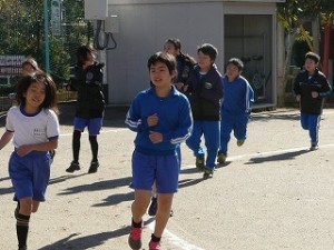 P1130570 業間運動(明日は持久走の試走です)\