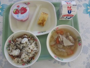 12月7日 ひじきまぜご飯とだしまきたまご・豚汁\