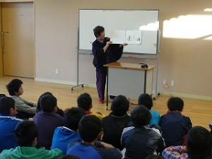 P1130786 古賀さんによる読み聞かせ\