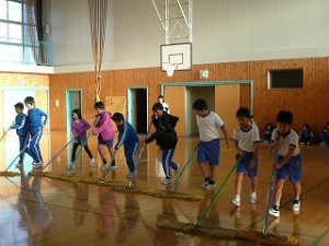 P1130822 朝の奉仕活動(3・4年生)体育館の床みがき