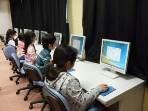 P1130905 山口先生とのパソコン学習 かわいい年賀状を作ったようです。\