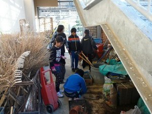 P1130982 非常階段下の掃除 5年生\