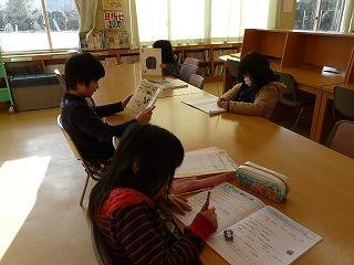 P1140013 真剣に勉強中です。\
