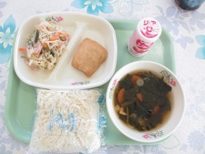 1月10日今日の給食\ もちいなりうどん、きりぼしだいこんサラダ、発酵乳