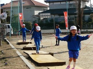 P1140086 縄跳び大会に向けて頑張っています。\