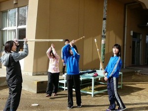 P1140087 竹刀をふっているお友達もいます。\
