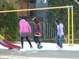P1140347 グランドにはまだ雪が・・・。\