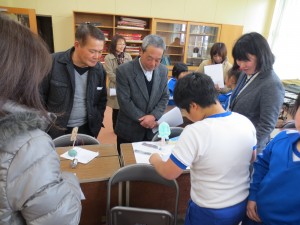 IMG_0039 自分が作った作品を自慢げに見せています。\