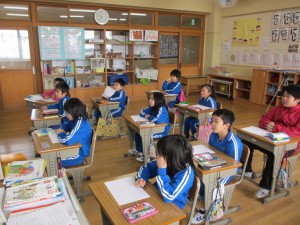IMG_1834 飯島先生の話を聞く子ども達。真剣です。\\