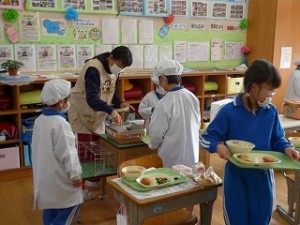P1140412 給食の様子 1・2年生\
