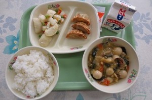 3月13日 中華丼と揚げ餃子、ポテトサラダ