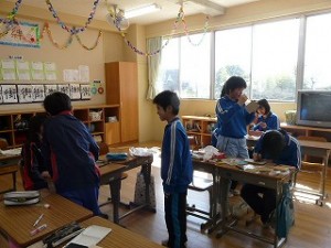 P1140779 6年生の教室の様子(卒業記念制作)\