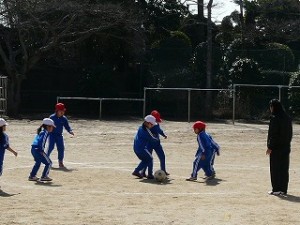 P1140788 1年生も(ボール遊び)サッカーをやりました。\