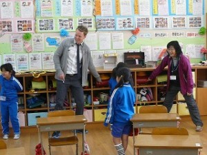 P1140832 リチャード先生との最後の授業(低学年)\