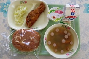 4月15日 フィッシュバーガーとコロコロスープ、お祝いゼリー
