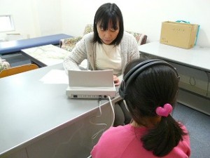 P1150346 聴力検査実施中