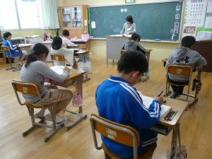 P1150392 真剣ですね 6年生の様子\\