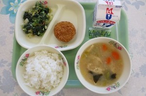 5月17日 ローズポークメンチとキャベツのごま和え、すいとん\