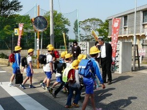 P1150575 あいさつ運動の様子\
