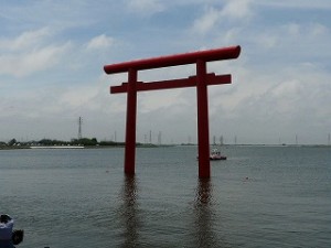 P1150875 湖上にそびえる一之鳥居\