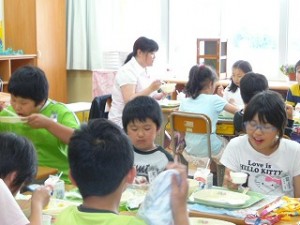 P1160016 4年生 給食の様子\