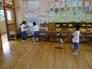 P1160219 少ない人数で一生懸命そうじをしています。\