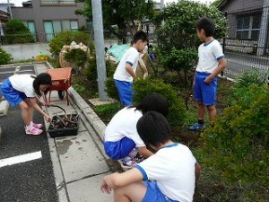 P1160374 朝の奉仕活動の様子\