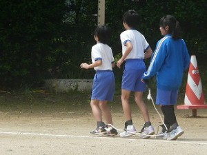 P1160404 今6年生のあいだでムカデ走がはやっています。\