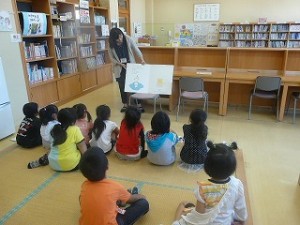 P1160452 藤井先生による読み聞かせ(1年生)\