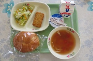 7月18日 フィレオチキンとコールスローサラダ、マカロニのトマトスープ\