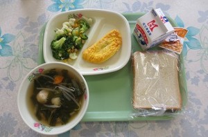 7月4日 食パンとピーナッツクリーム、トマトオムレツ、ブロッコリーサラダ、小松菜のスープ\