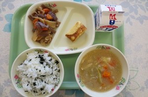 7月9日 ワカメご飯とだし巻き卵、ニンニクのピリ辛炒め、ごま味噌汁\