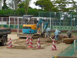 P1160521 特別棟前に鉄棒が仮置きされます。\