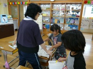 P1160559 はじめての絵の具学習・・がんばって 1年生\
