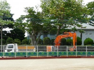 P1160676 工事もいよいよ水路の修復作業にはいりました。\