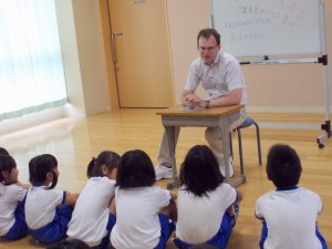 DSCN0138 ジェラルド先生による読み聞かせ(低学年)\