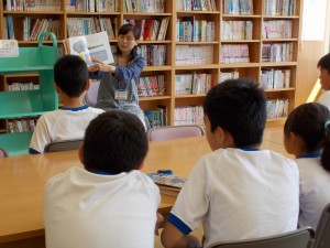 DSCN0208 司書の先生による読み聞かせ\
