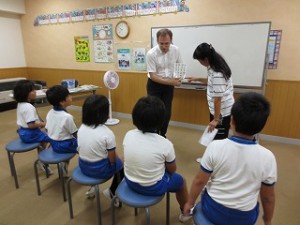 IMG_0559 低学年の英語学習の様子\