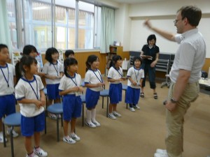 P1170274 ジェラルド先生との英語学習(1年生) 頑張ってますね。\