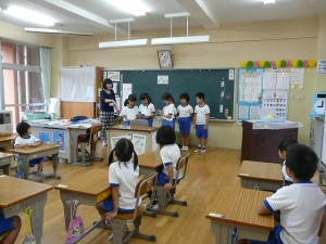 P1170407 2・3年生が1年生へヒマワリの種のプレゼント\