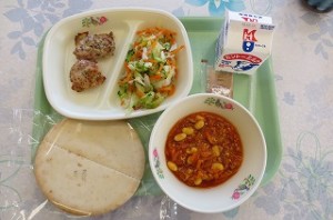 10月11日 ピタパンとグリルチキン、ボイル野菜、チリコンカン