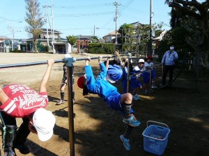 1年逆上がり\\ 1年生の逆上がりの練習「あともう少し!おしい!」\\