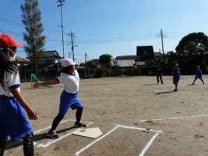 3年ハンド\\ 3年生のハンドベースボール「初めてだからむずかしい~」\\