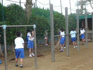 P1180024 高学年は落ち葉集め\