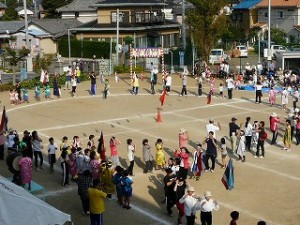 P1180306 フィナーレ 「輪になって鹿嶋」 地域の方々と大きな輪ができました。\