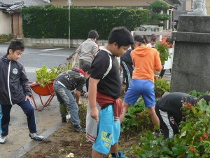 P1180528 4年生による朝の奉仕活動\