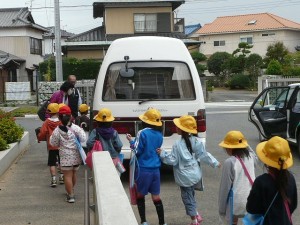 P1180648 校外学習に出発です\